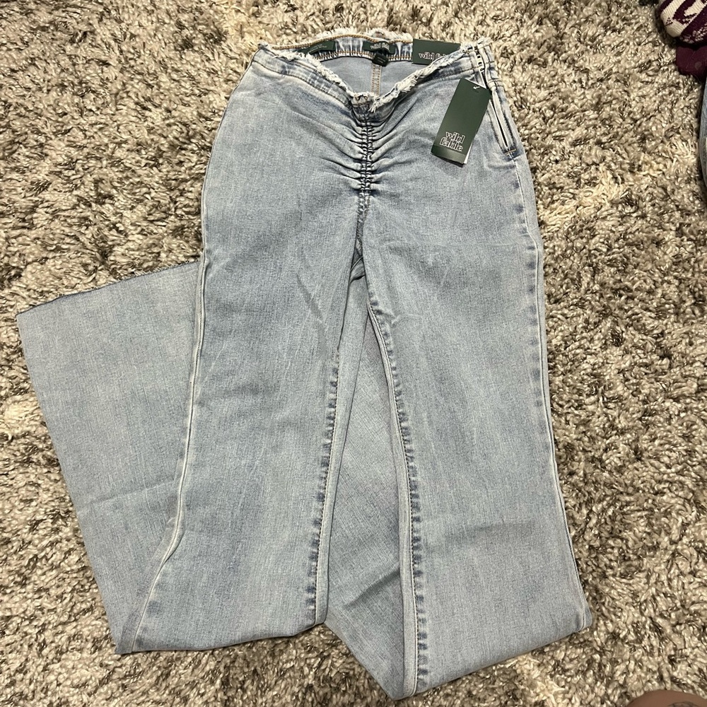 Women’s light wash flared low-cut jeans